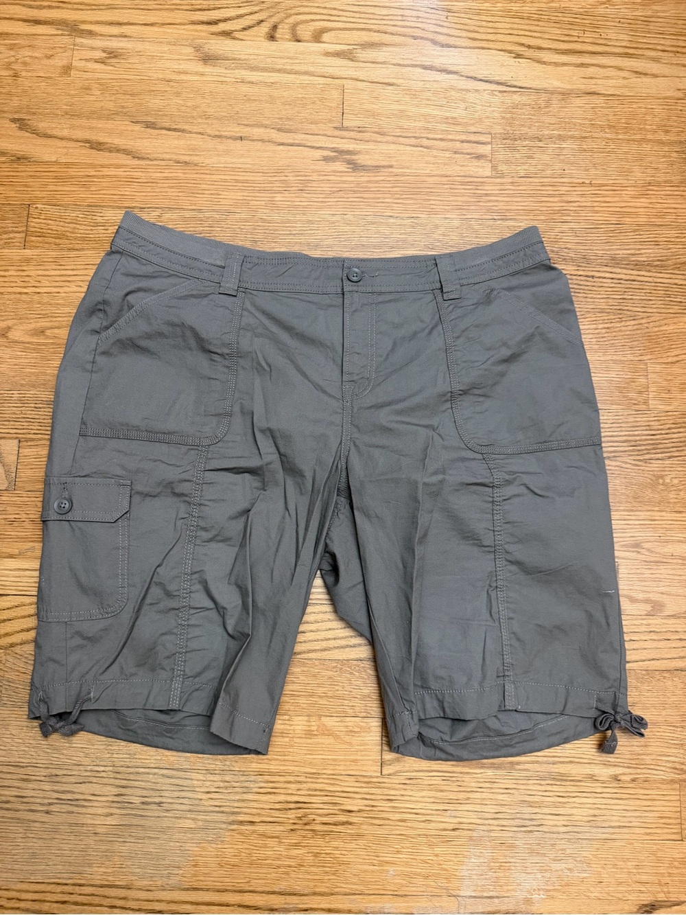 St. John’s Bay Women’s Cargo Bermuda Shorts Size 18W Taupe